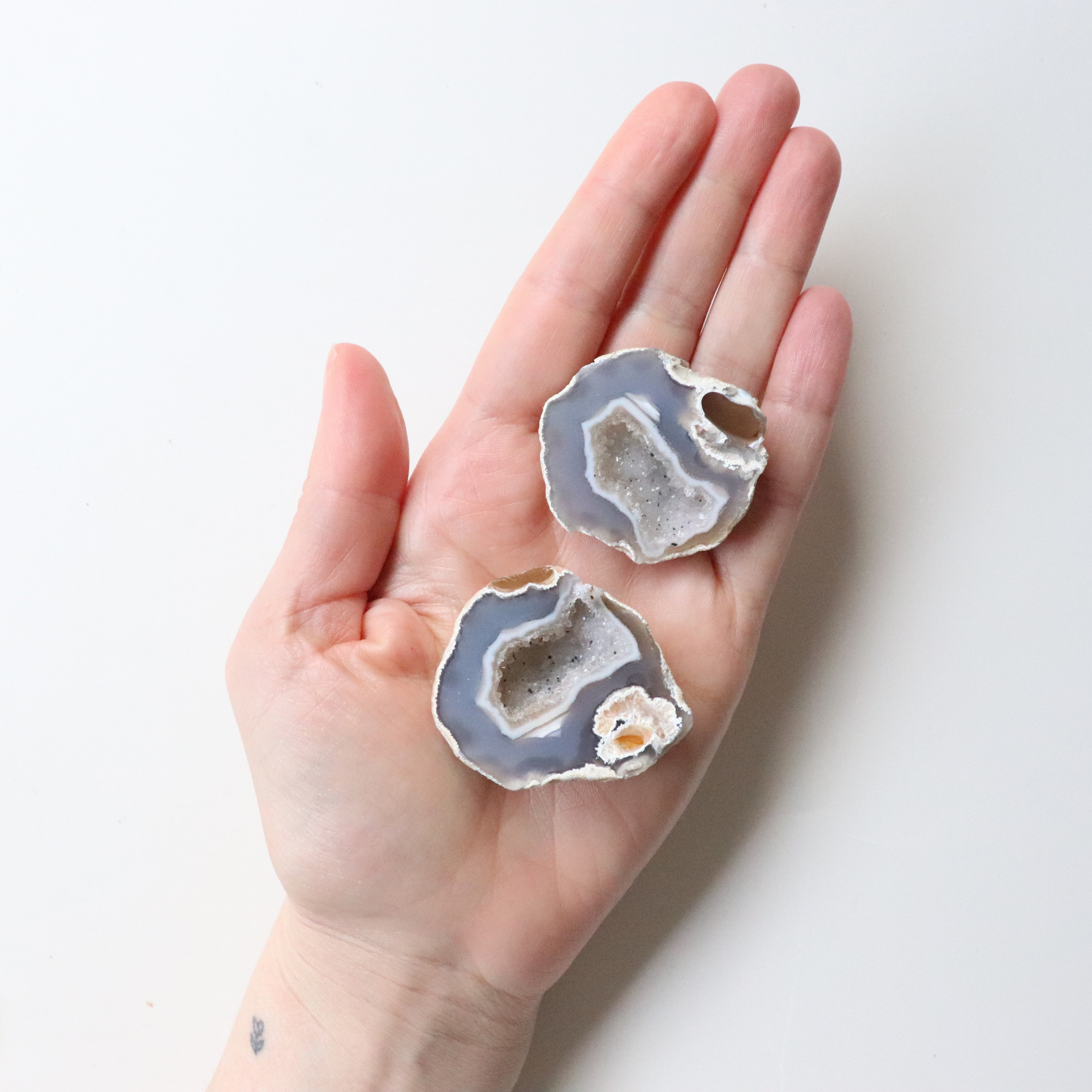 Grey Agate Geode with Sparkling Cave (68g) - Balance &amp; Stability